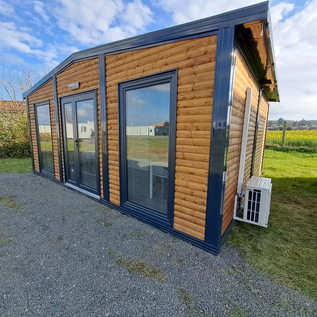 Möblierter Containerbungalow mit neuem Gartenchalet 6×4,8m