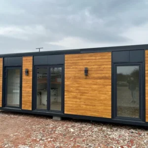 Großer Bürocontainer 8,0×3,0m mit Duschkabine und Küchenmöbeln