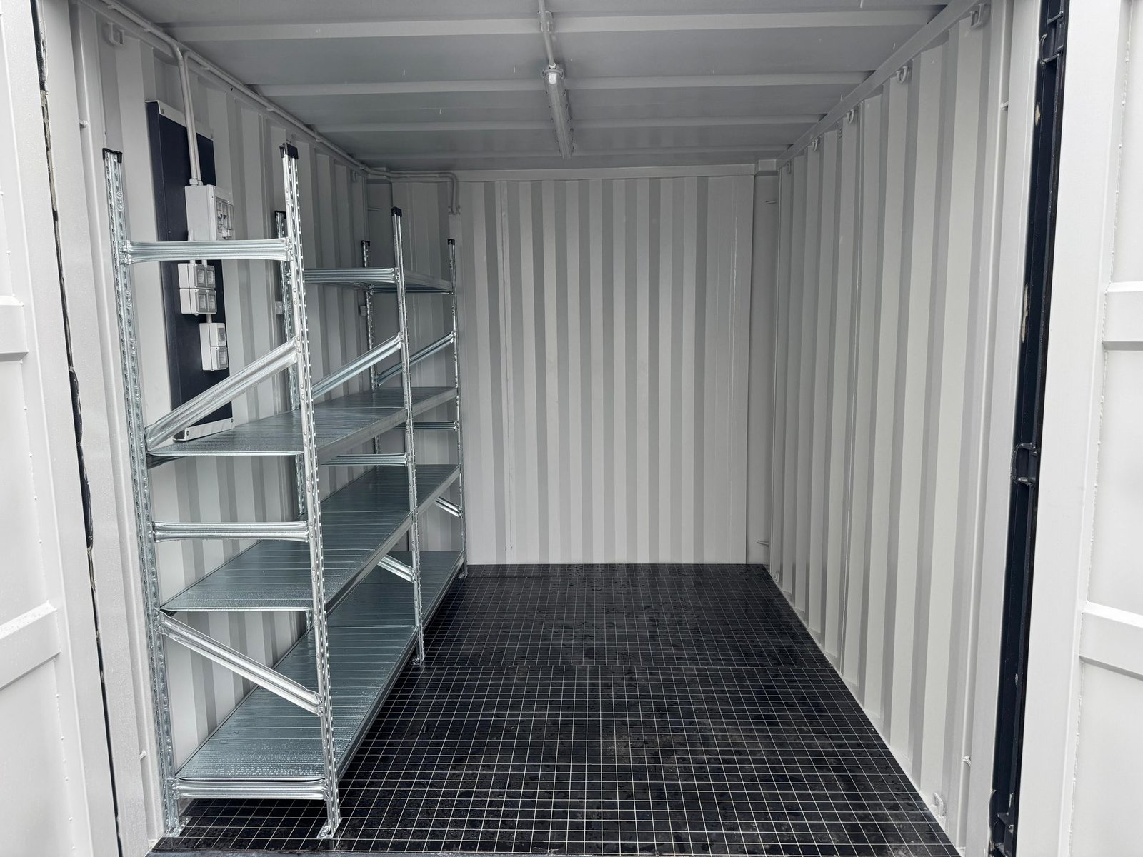 10 Fuß Lagercontainer mit Schwerlastregalen + Strompaket - Image 7