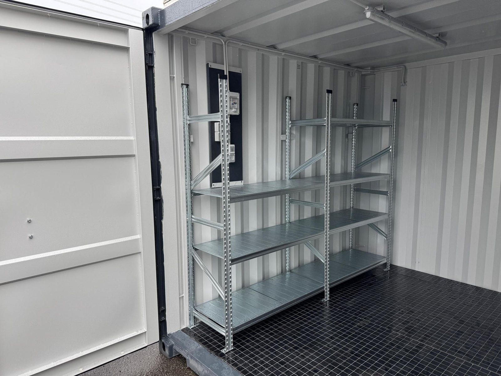 10 Fuß Lagercontainer mit Schwerlastregalen + Strompaket - Image 6