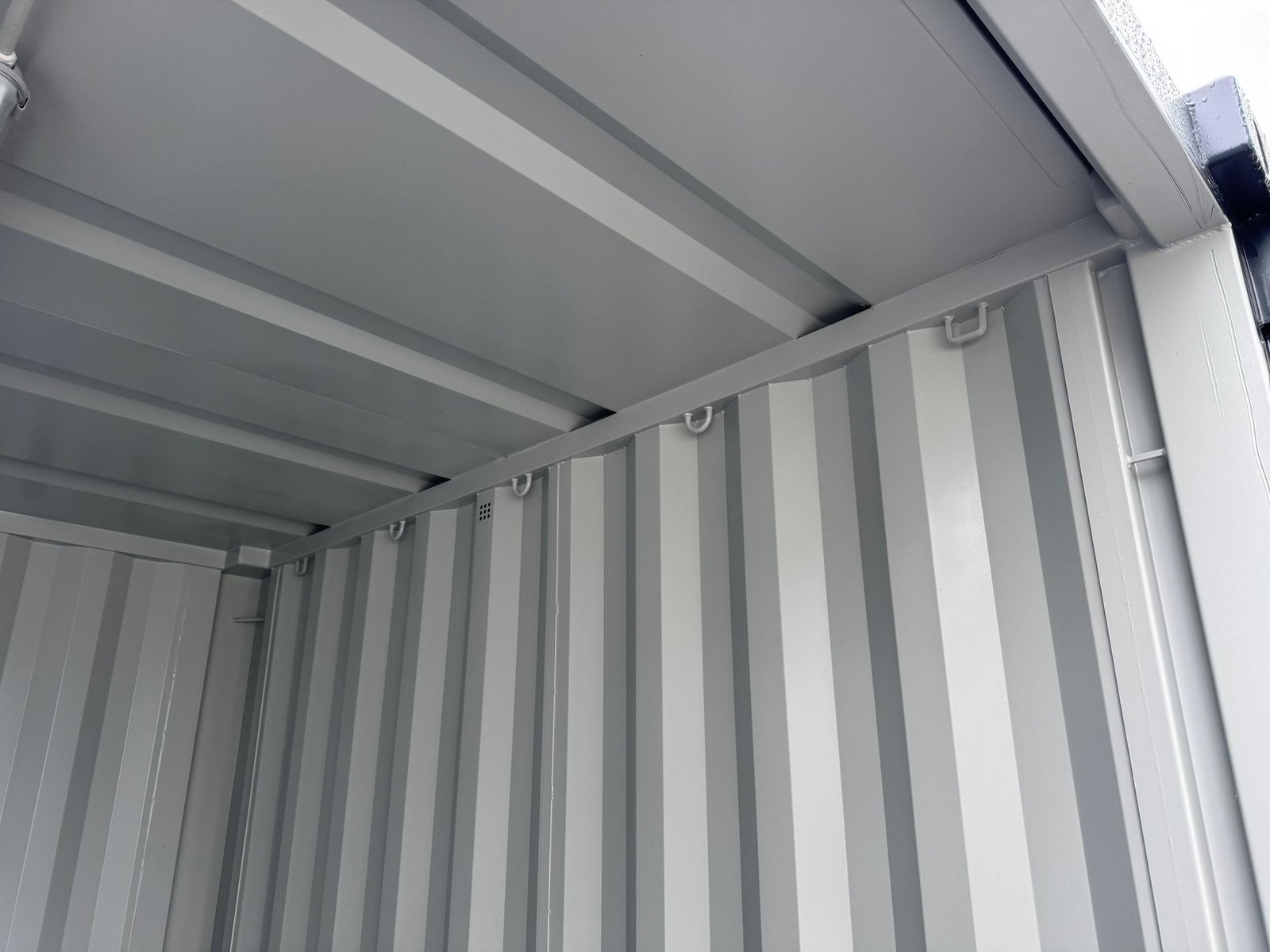 10 Fuß Lagercontainer mit Schwerlastregalen + Strompaket - Image 5