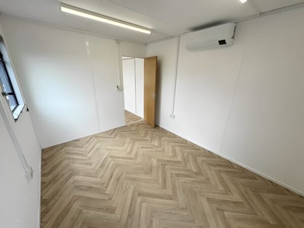 Maßgefertigtes 32 Fuß × 10 Fuß großes Kabinenbüro + Kantine + 1+1 WC-Waschräume, vandalensicher - Image 8