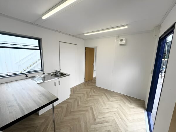 Maßgefertigtes 32 Fuß × 10 Fuß großes Kabinenbüro + Kantine + 1+1 WC-Waschräume, vandalensicher - Image 3