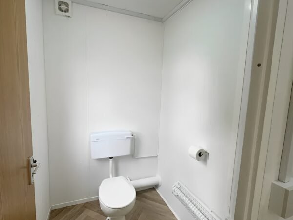 Maßgefertigtes 32 Fuß × 10 Fuß großes Kabinenbüro + Kantine + 1+1 WC-Waschräume, vandalensicher - Image 2