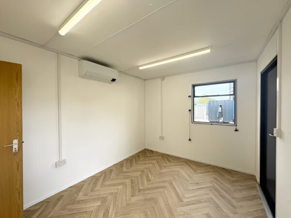 Maßgefertigtes 32 Fuß × 10 Fuß großes Kabinenbüro + Kantine + 1+1 WC-Waschräume, vandalensicher - Image 5