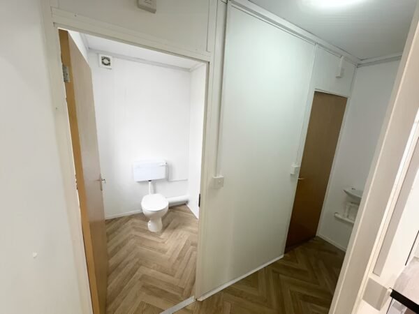 Maßgefertigtes 32 Fuß × 10 Fuß großes Kabinenbüro + Kantine + 1+1 WC-Waschräume, vandalensicher - Image 7