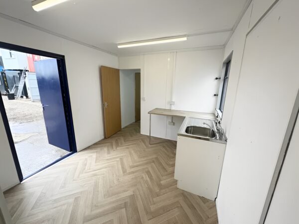 Maßgefertigtes 32 Fuß × 10 Fuß großes Kabinenbüro + Kantine + 1+1 WC-Waschräume, vandalensicher - Image 4
