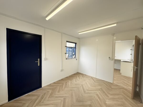 Maßgefertigtes 32 Fuß × 10 Fuß großes Kabinenbüro + Kantine + 1+1 WC-Waschräume, vandalensicher - Image 9