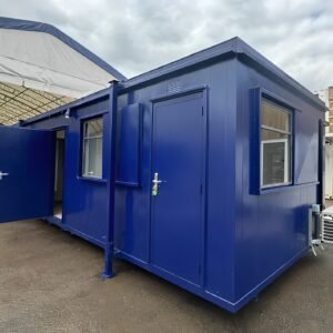 Maßgefertigtes 32 Fuß × 10 Fuß großes Kabinenbüro + Kantine + 1+1 WC-Waschräume, vandalensicher