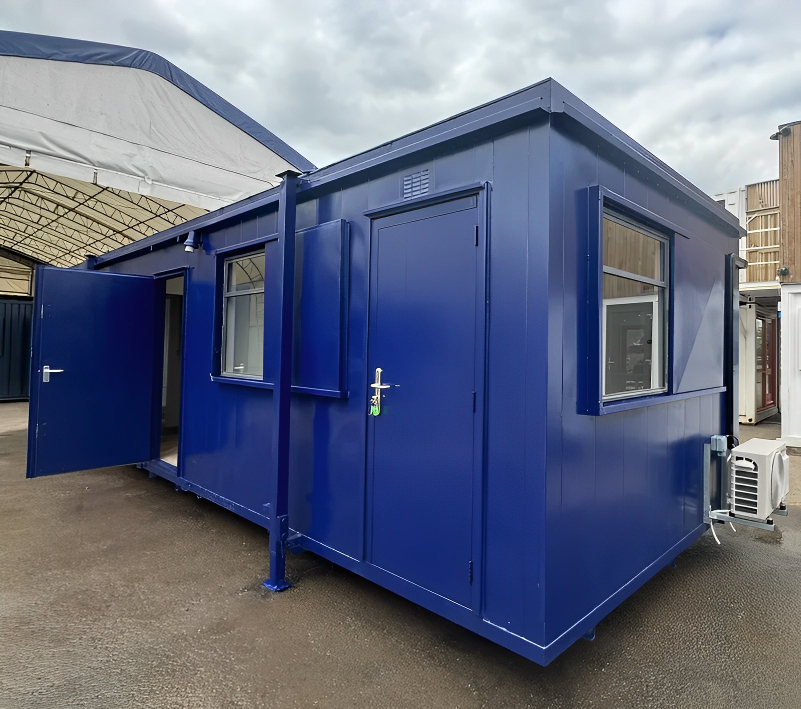 Maßgefertigtes 32 Fuß × 10 Fuß großes Kabinenbüro + Kantine + 1+1 WC-Waschräume, vandalensicher