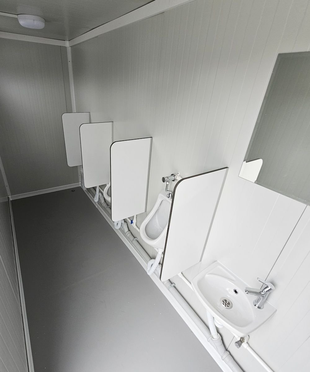 Sanitärcontainer 4×2 m RAL7016 – 4 WC-Kabinen & 4 Pissoirs - Image 8