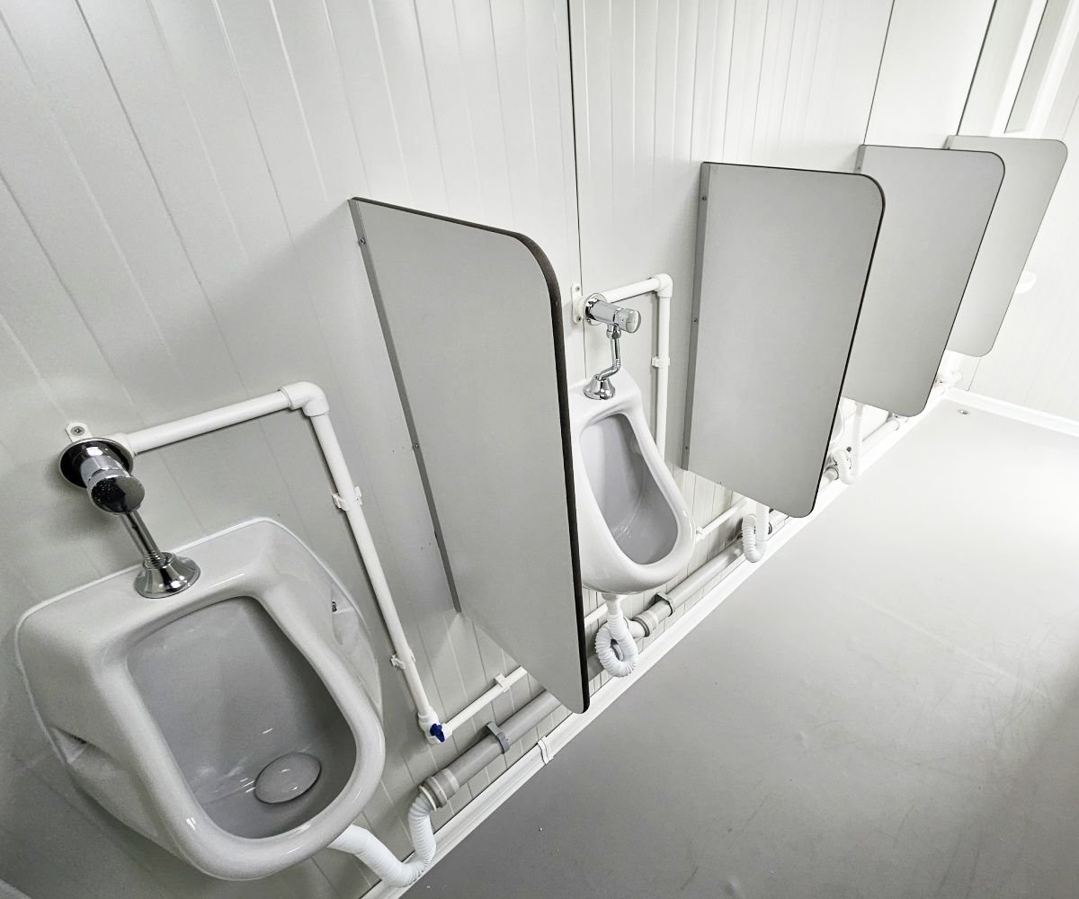 Sanitärcontainer 4×2 m RAL7016 – 4 WC-Kabinen & 4 Pissoirs - Image 9