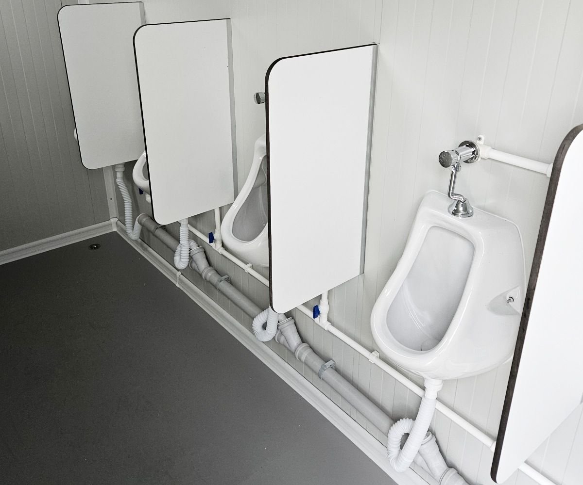 Sanitärcontainer 4×2 m RAL7016 – 4 WC-Kabinen & 4 Pissoirs - Image 7