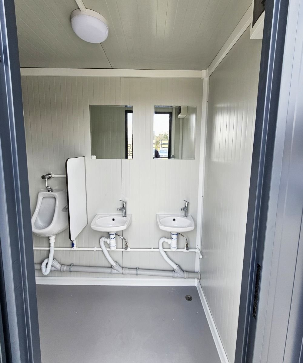 Sanitärcontainer 4×2 m RAL7016 – 4 WC-Kabinen & 4 Pissoirs - Image 6
