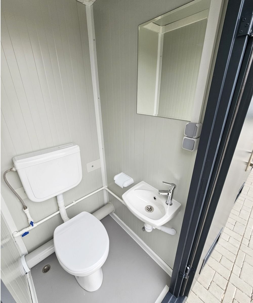 Sanitärcontainer 4×2 m RAL7016 – 4 WC-Kabinen & 4 Pissoirs - Image 3