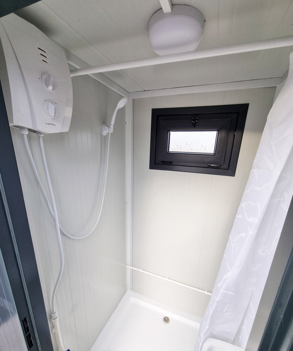 Duschcontainer – Sanitärcontainer als Doppelkabine mit zwei Duschen – RAL 7016 Anthrazit - Image 3