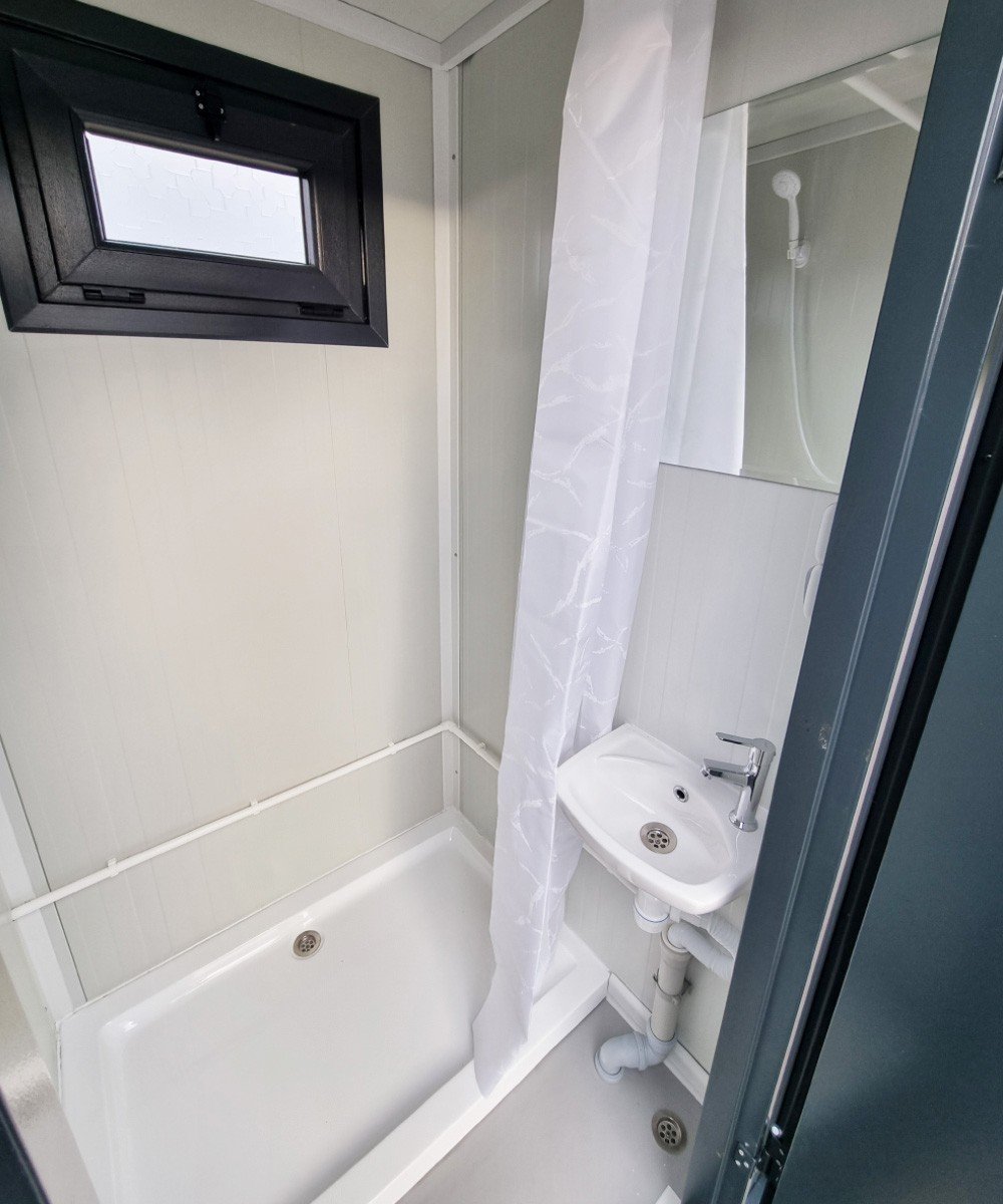 Duschcontainer – Sanitärcontainer als Doppelkabine mit zwei Duschen – RAL 7016 Anthrazit - Image 4