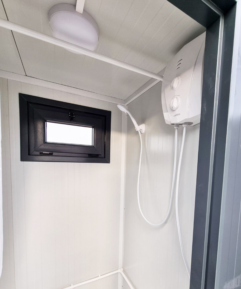 Duschcontainer – Sanitärcontainer als Doppelkabine mit zwei Duschen – RAL 7016 Anthrazit - Image 2