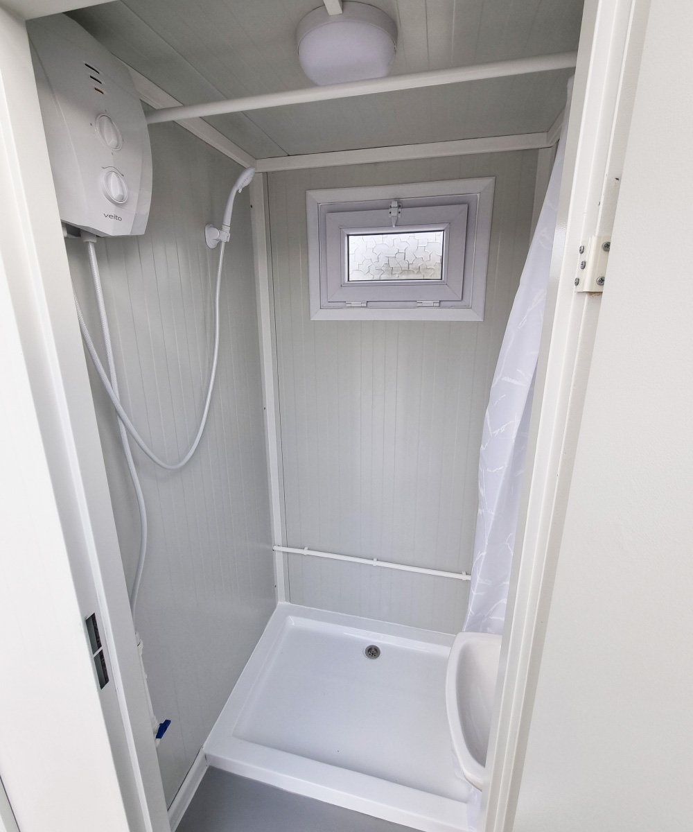 Duschcontainer – Sanitärcontainer als Doppelkabine mit zwei Duschen – RAL9002 weiß - Image 3