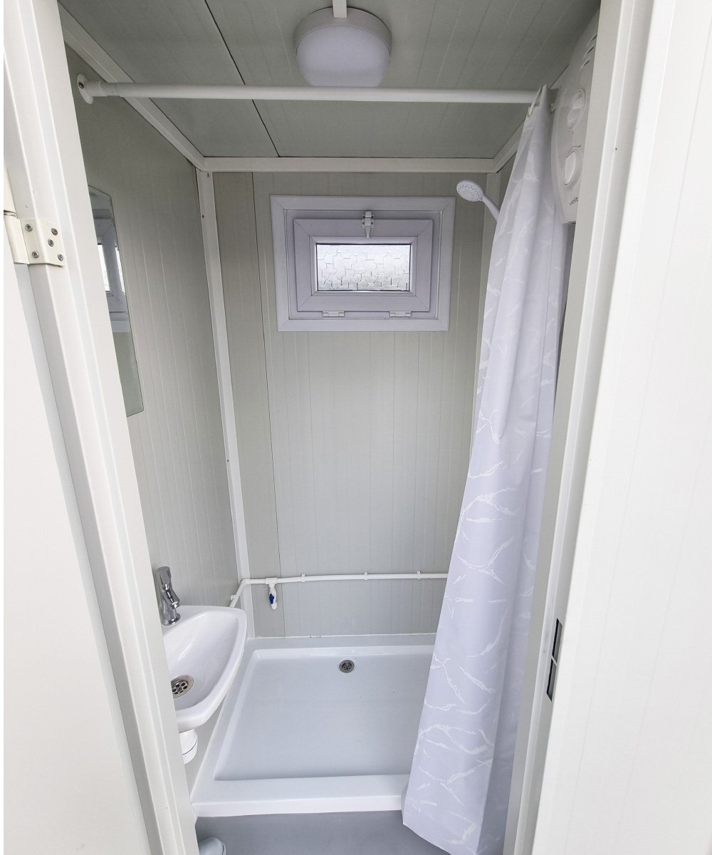 Duschcontainer – Sanitärcontainer als Doppelkabine mit zwei Duschen – RAL9002 weiß - Image 5