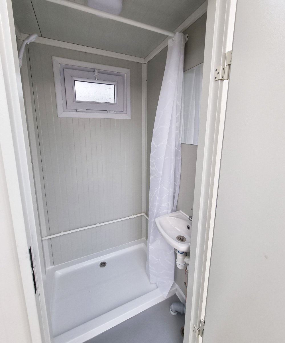 Duschcontainer – Sanitärcontainer als Doppelkabine mit zwei Duschen – RAL9002 weiß - Image 4