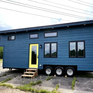 Tiny House mit Schlafzimmer und Dachboden im Erdgeschoss