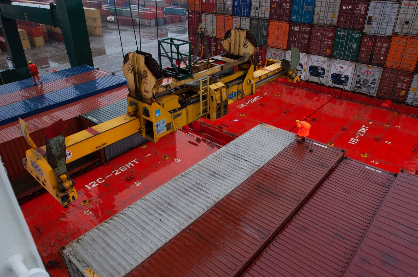 Verladung von Seecontainern auf ein Containerschiff