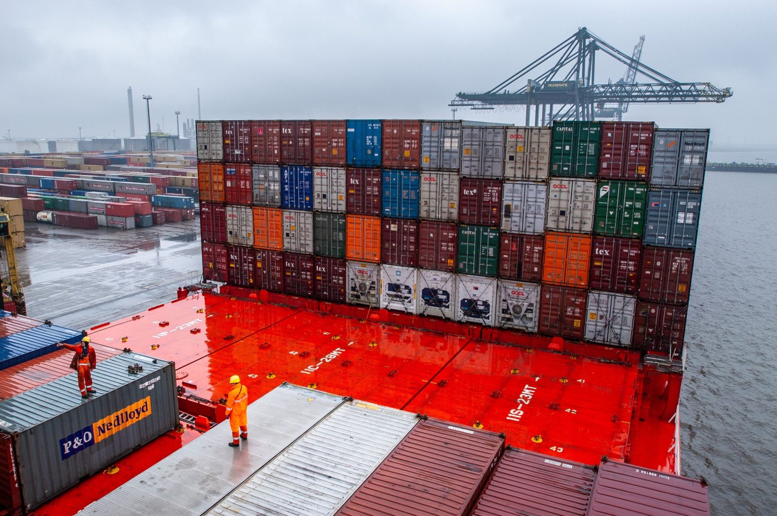 Gestapelte Seecontainer auf einem Containerterminal
