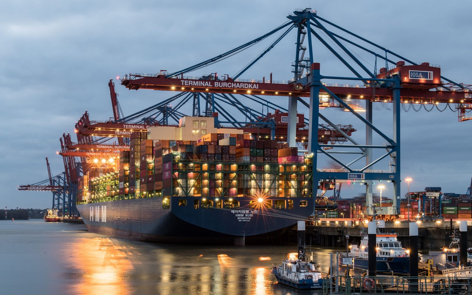 Containerterminal mit Stapelkränen