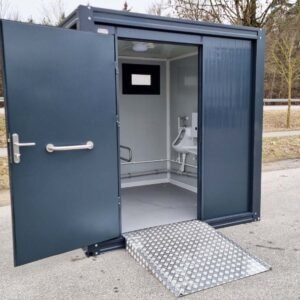Behindertengerechter Sanitärcontainer mit Rampe und Warmwasser – RAL 7016