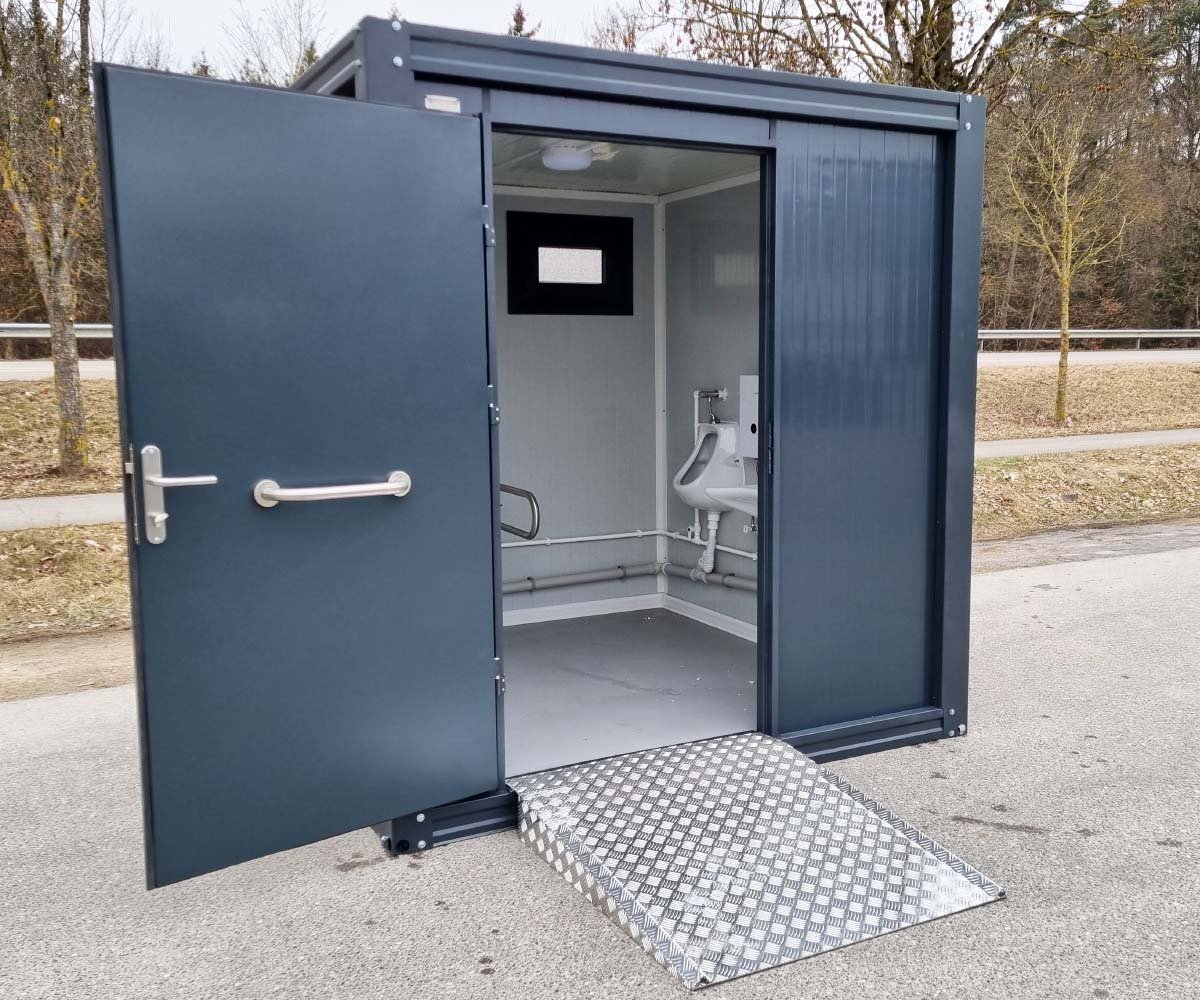 Behindertengerechter Sanitärcontainer mit Rampe und Warmwasser – RAL 7016