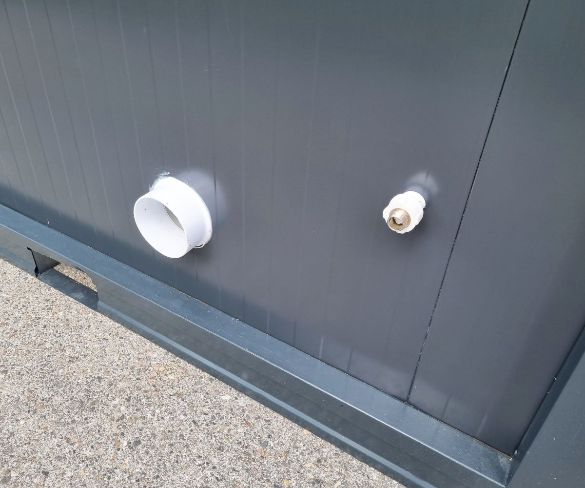 Behindertengerechter Sanitärcontainer mit Rampe und Warmwasser – RAL 7016 - Image 3