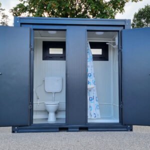 Sanitärcontainer mit Dusche, WC und Pissoir – RAL 7016 Anthrazitgrau
