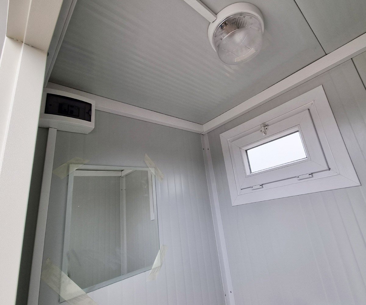 Sanitärcontainer RAL 9002 – Klo, Pissoir, Waschbecken mit Warmwasser - Image 3