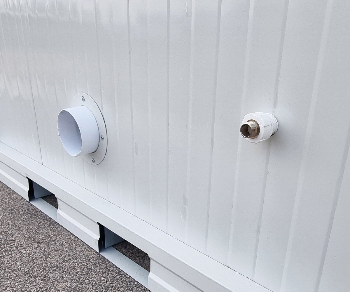 Sanitärcontainer RAL 9002 – Klo, Pissoir, Waschbecken mit Warmwasser - Image 8